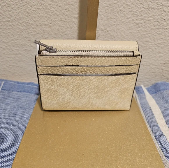 Coach Cream Leather Women's Trifold Wallet With Detachable Cc Holder - Picture 3 of 7